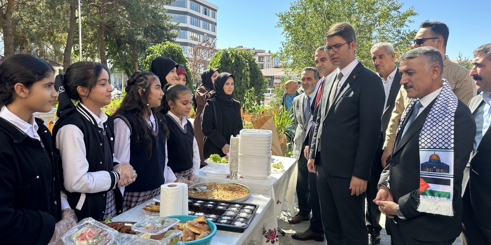 Van'da Lise Öğrencileri Gazze Yararına Kermes Düzenledi